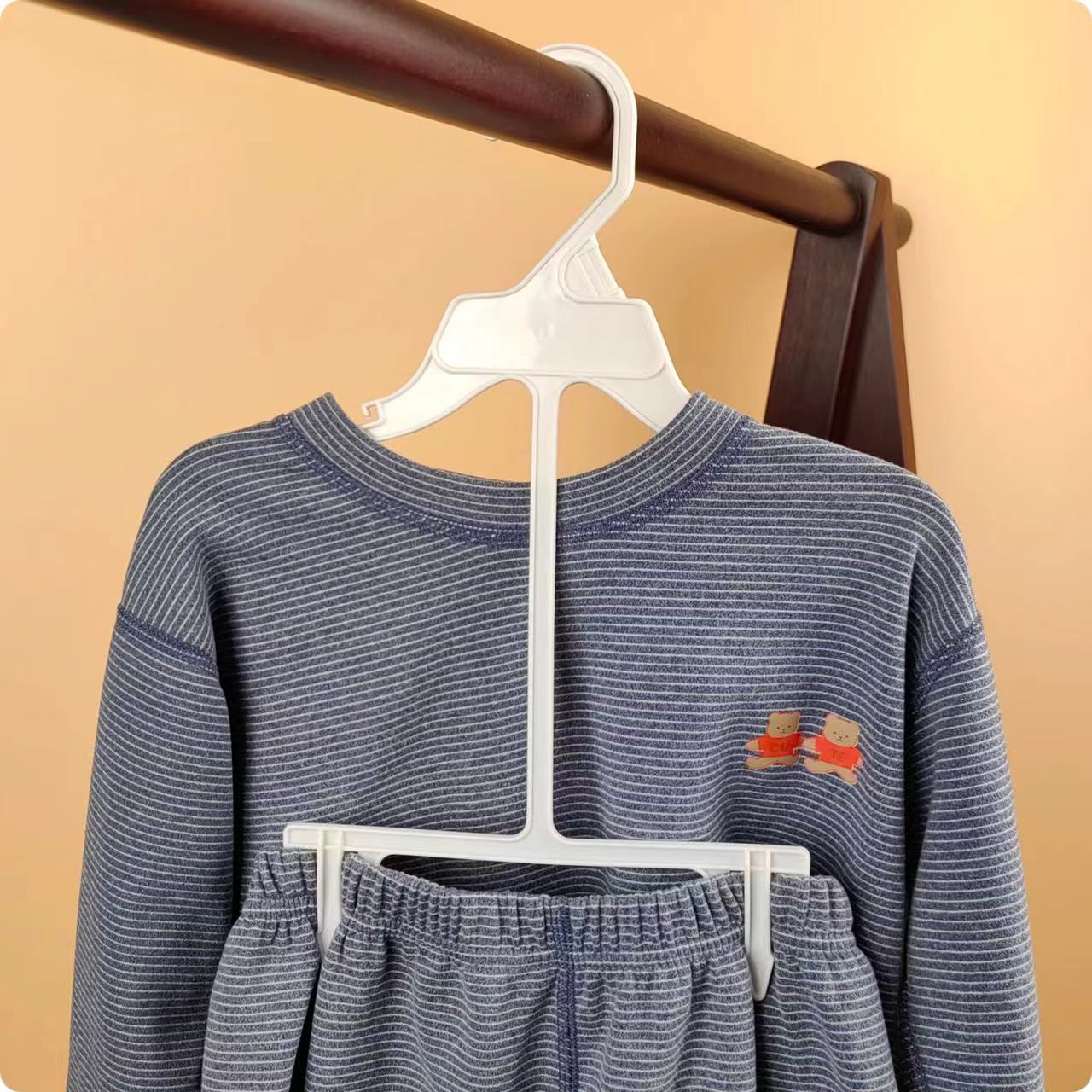Baby Clothing Display Stand - 10 pcs Children's Plastic Suit Hanger